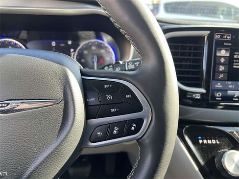 Used 2023 Chrysler Pacifica Touring-L image 18