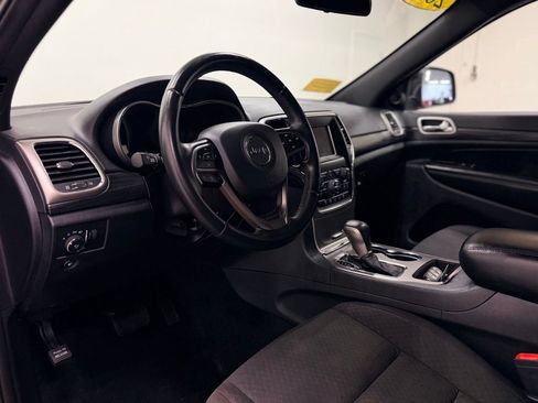 Used 2019 Jeep Grand Cherokee Laredo AWD/4WD image 12