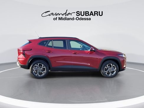 Used 2025 Chevrolet Trax LT FWD image 9