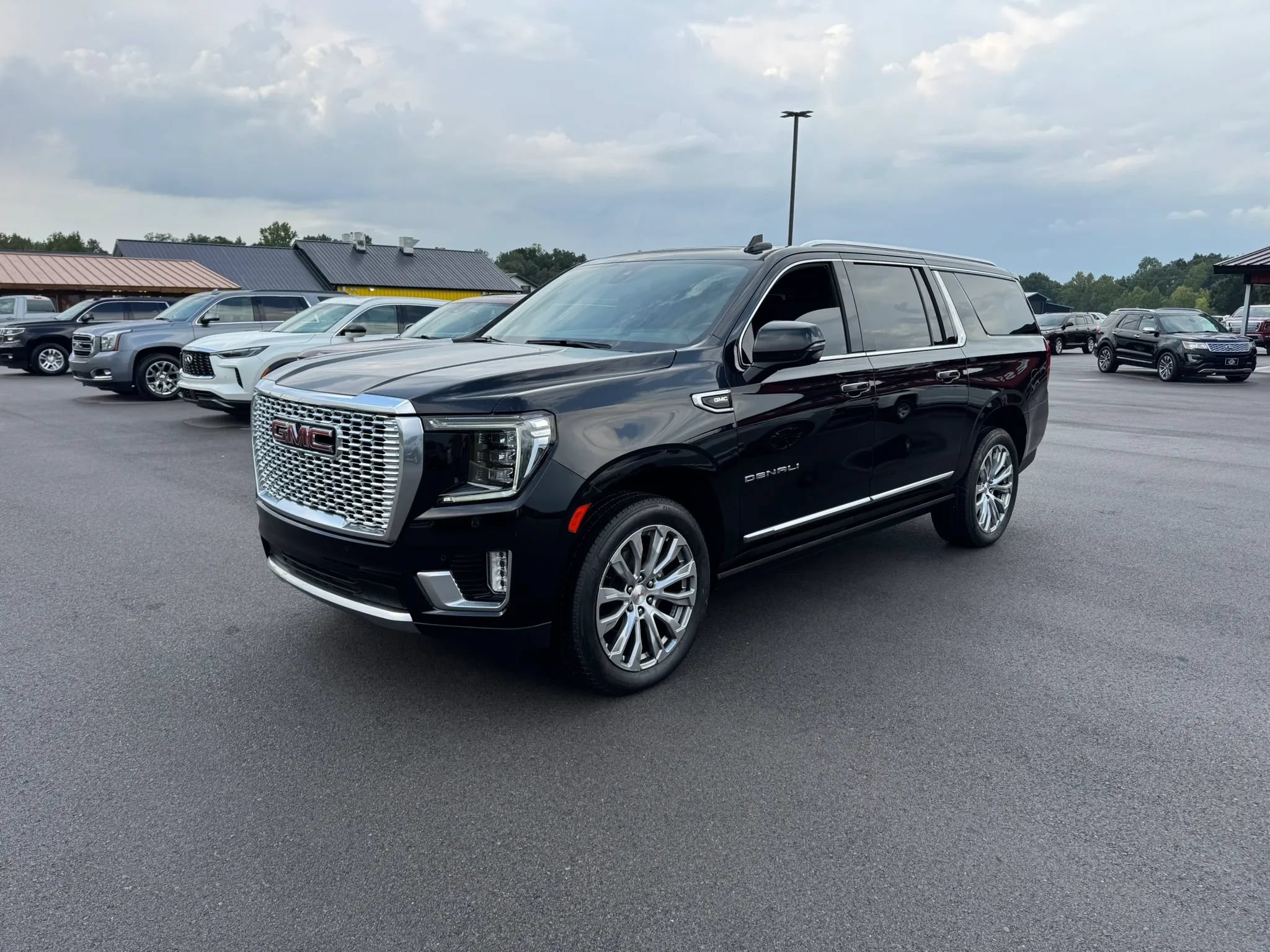 Used 2022 GMC Yukon XL Denali w/ Max Trailering Package AWD/4WD image 2