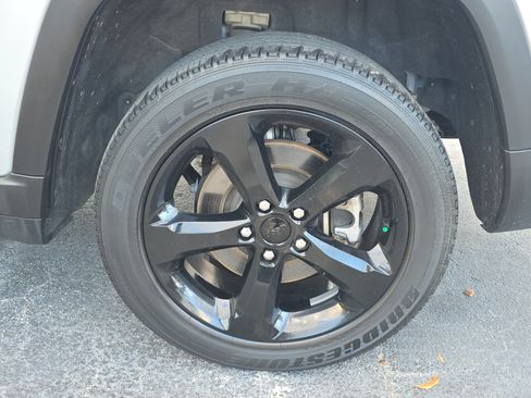 Used 2023 Jeep Grand Cherokee L Laredo RWD image 11