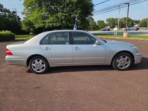 Used 2005 Lexus LS 430 RWD image 2