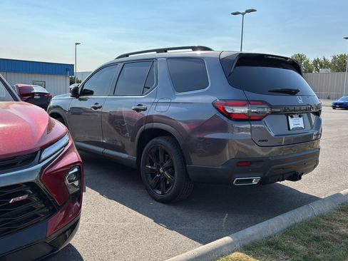Certified 2025 Honda Pilot Black Edition image 3