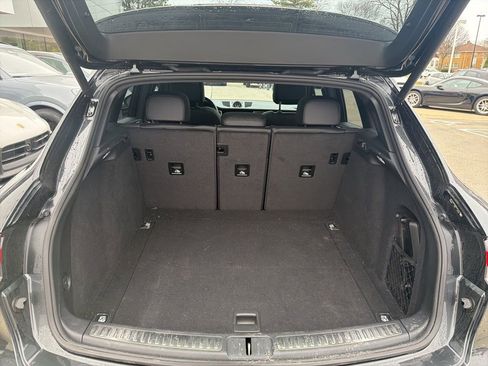 Certified 2022 Porsche Macan AWD/4WD image 9