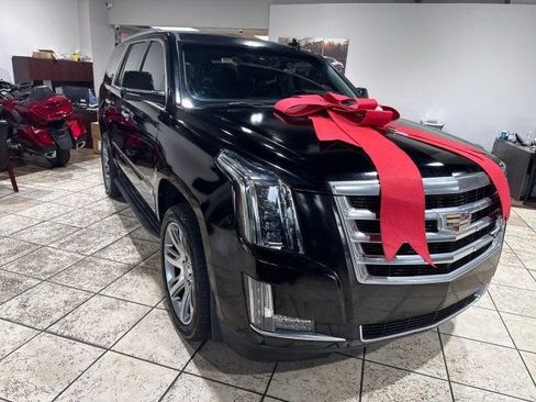 Used 2015 Cadillac Escalade Luxury image 3