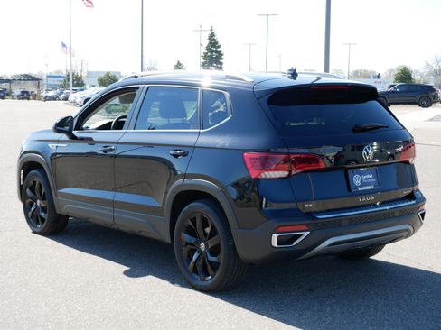 Used 2023 Volkswagen Taos SE w/ Panoramic Sunroof Package image 5