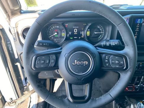 Used 2025 Jeep Wrangler Willys image 8