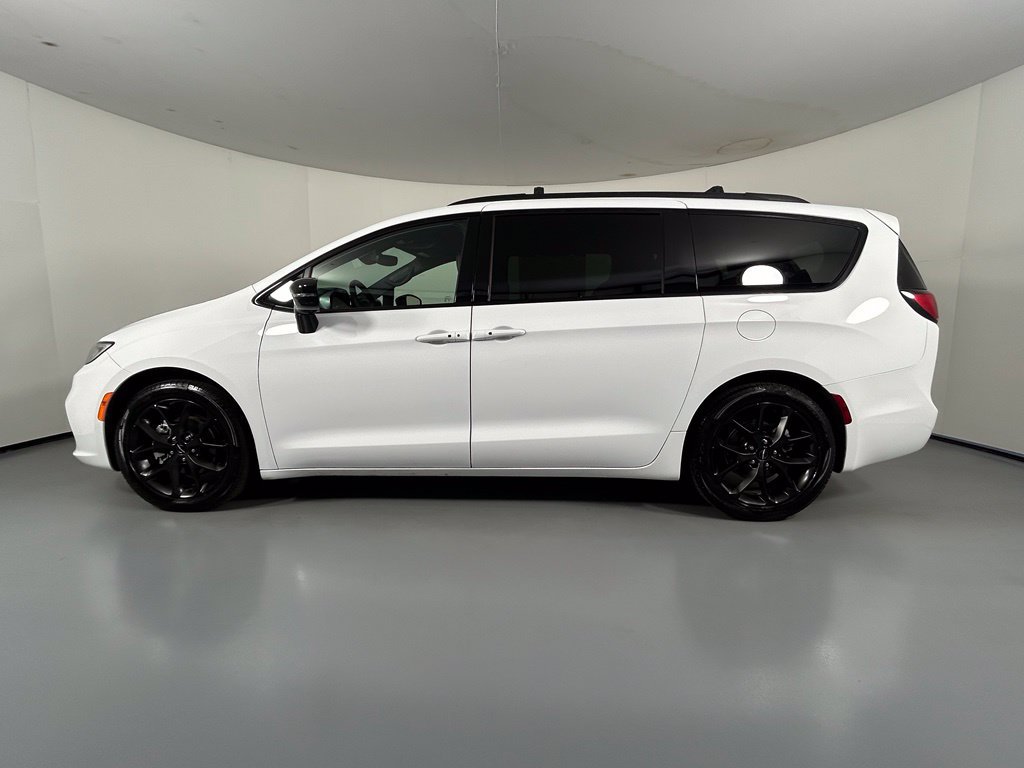 Used 2025 Chrysler Pacifica Limited FWD image 4