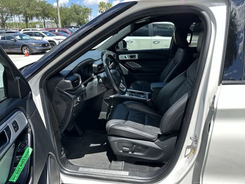 Used 2022 Ford Explorer Platinum w/ Equipment Group 601A AWD/4WD image 2