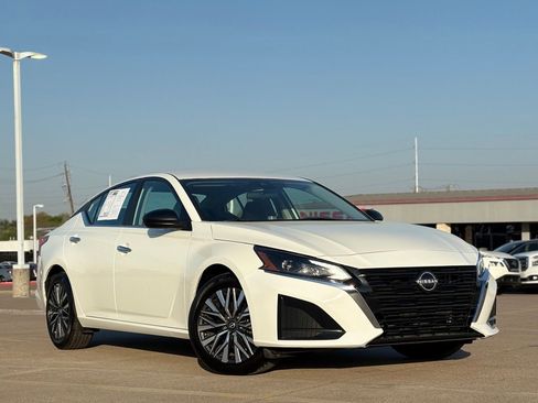 Certified 2025 Nissan Altima 2.5 SV image 2