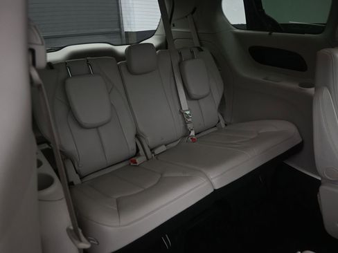 Used 2018 Chrysler Pacifica Touring-L Plus w/ Tire & Wheel Group image 16