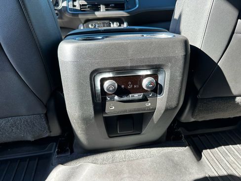 Used 2023 GMC Yukon SLT w/ SLT Premium Package image 11