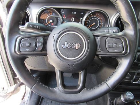 Used 2021 Jeep Gladiator Willys AWD/4WD image 23