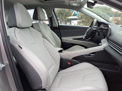 Used 2023 Hyundai Elantra Limited image 13