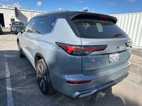 Used 2025 Mitsubishi Outlander SEL image 3