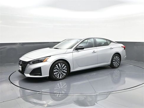 Used 2024 Nissan Altima 2.5 SV image 1