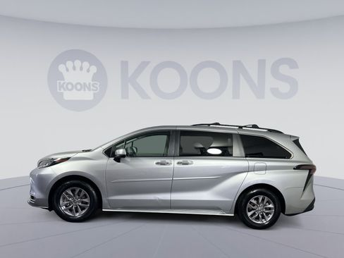 Used 2024 Toyota Sienna XLE AWD/4WD image 2