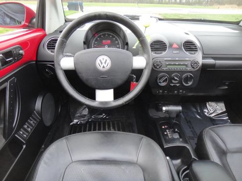 Used 2010 Volkswagen Beetle Final Edition FWD image 10
