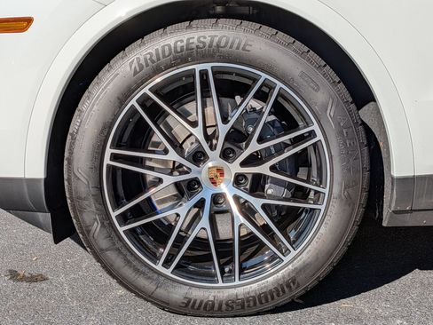 Certified 2025 Porsche Cayenne AWD/4WD image 34