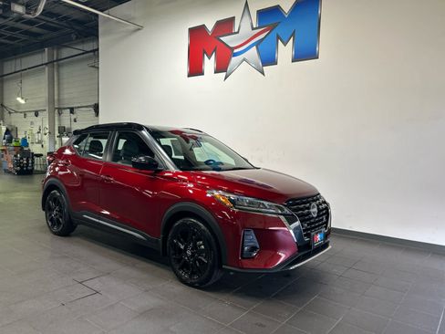 Used 2023 Nissan Kicks SR w/ SR Premium Package FWD image 2