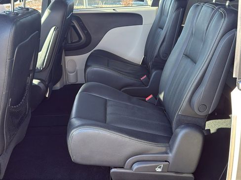 Used 2016 Chrysler Town & Country Touring-L w/ Driver Convenience Group image 19