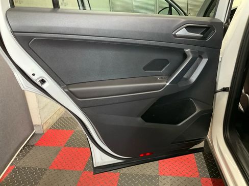 Used 2018 Volkswagen Tiguan SE w/ 3rd Row Seat Package image 7