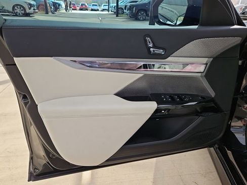 Used 2023 BMW 740i image 20