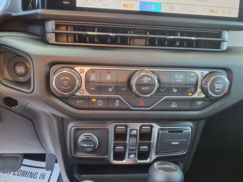 New 2025 Jeep Gladiator Sport image 17