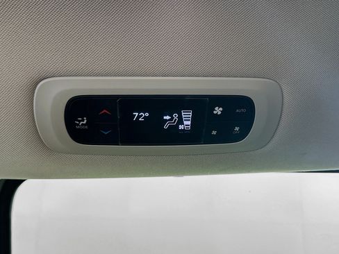 Used 2023 Chrysler Pacifica Touring-L FWD image 25