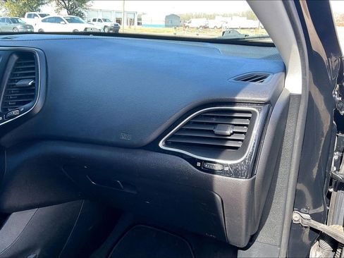 Used 2020 Jeep Cherokee Latitude Plus image 23