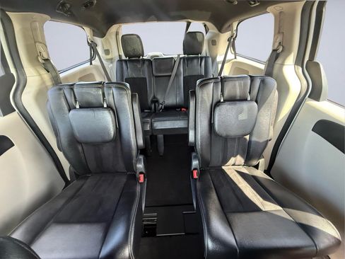 Used 2018 Dodge Grand Caravan SXT FWD image 17