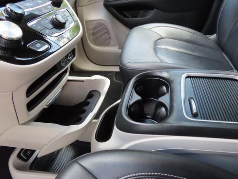 Used 2024 Chrysler Pacifica Touring-L FWD image 20