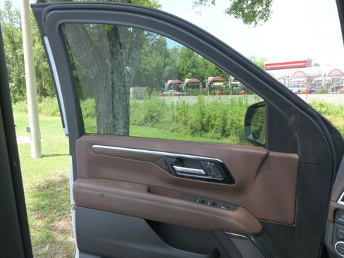 Used 2026 Chevrolet Suburban High Country AWD/4WD image 33