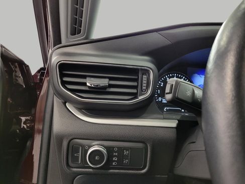 Used 2022 Ford Explorer XLT w/ Equipment Group 202A image 10