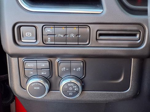 Used 2024 GMC Yukon SLT image 13