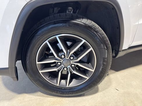 Used 2020 Jeep Grand Cherokee Limited AWD/4WD image 2