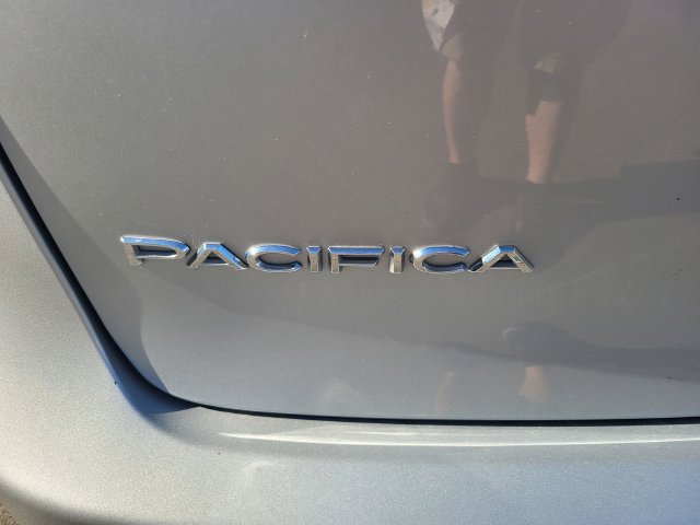 Used 2023 Chrysler Pacifica Touring-L FWD image 10