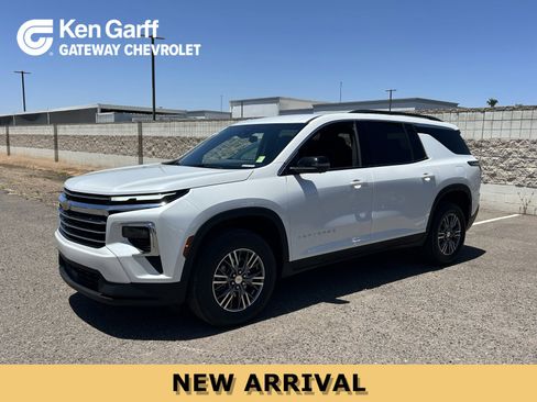 Used 2024 Chevrolet Traverse LT FWD image 1