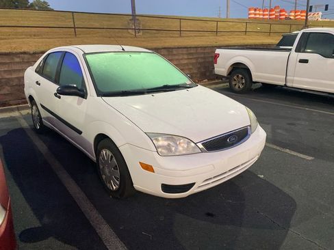 Used 2005 Ford Focus ZX4 Sedan image 6