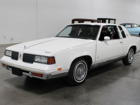 Used 1988 Oldsmobile Cutlass Supreme Classic Brougham RWD image 11