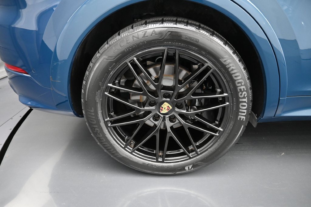 Certified 2024 Porsche Cayenne Coupe AWD/4WD image 9