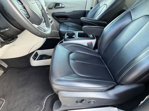 Used 2023 Chrysler Pacifica Touring-L FWD image 14