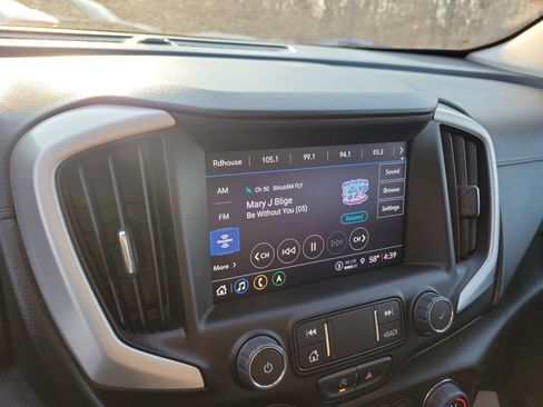 Used 2024 GMC Terrain SLE w/ Driver Convenience Package image 22