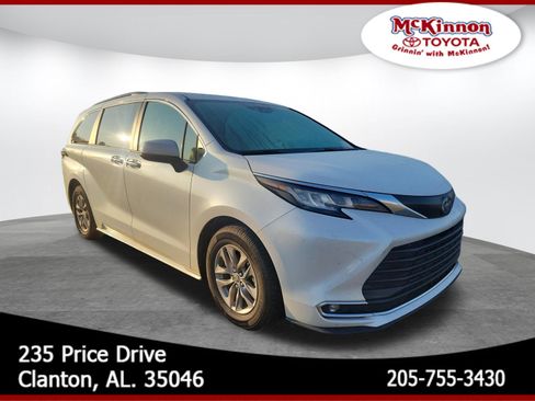 Used 2023 Toyota Sienna XLE FWD image 1