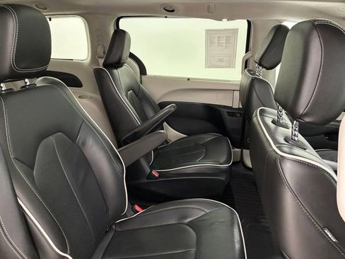Used 2021 Chrysler Pacifica Limited w/ Premium & Safety Sphere Group FWD image 16