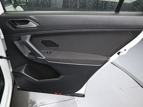 Used 2020 Volkswagen Tiguan S image 31