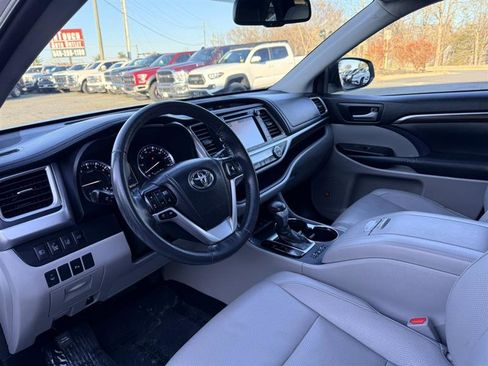 Used 2014 Toyota Highlander Limited w/ Driver Technology Package image 34