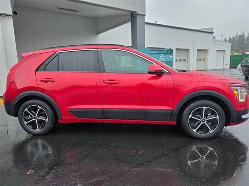 Used 2024 Kia Niro LX image 3