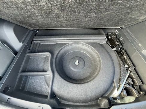 Certified 2025 Volkswagen Atlas Cross Sport SEL R-Line image 29