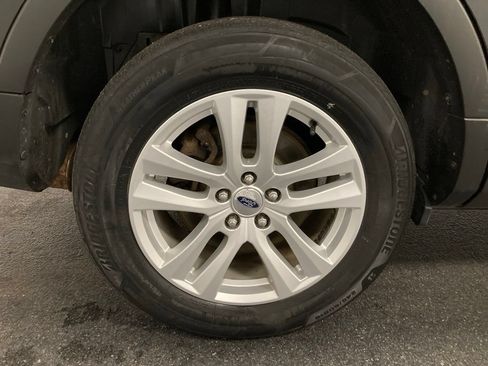 Used 2018 Ford Explorer XLT w/ Equipment Group 201A AWD/4WD image 12